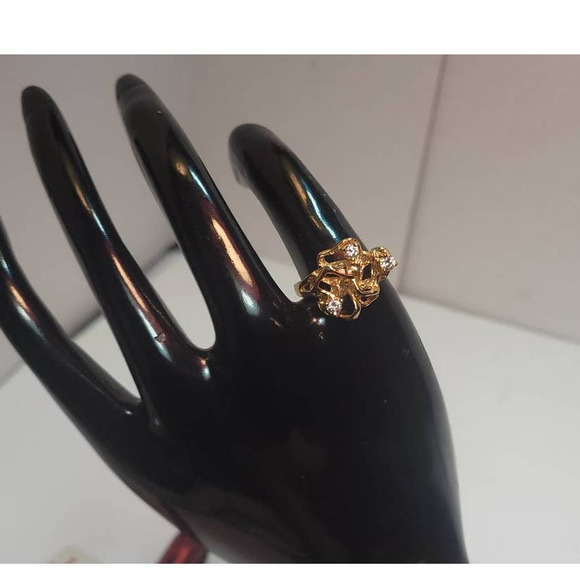 Sweetly Unique Golden Ribbon Rhinestone Ring Size 7 - Picture 4 of 12